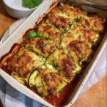 Courgette pakketje met feta en kruiden op een bord