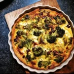 Gezonde quiche met broccoli en geitenkaas op een mooie bordenpresentatie.