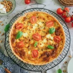 Italiaanse groente quiche met mozzarella, vers gebakken en smakelijk.