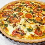 Quiche caprese met tomaat, mozzarella en verse basilicum