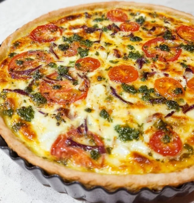 Quiche caprese met tomaat, mozzarella en verse basilicum