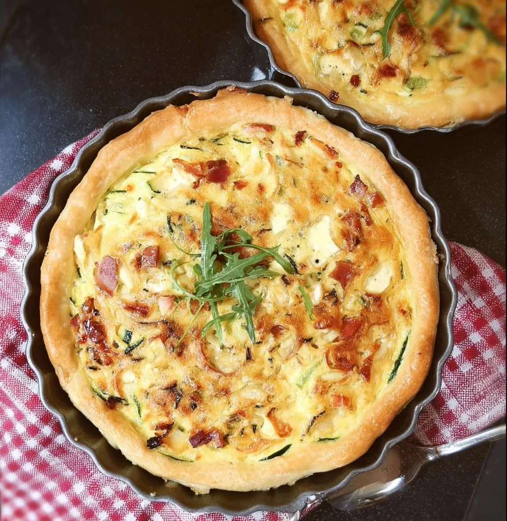 Quiche met courgette en champignons, een smakelijk en veelzijdig gerecht.