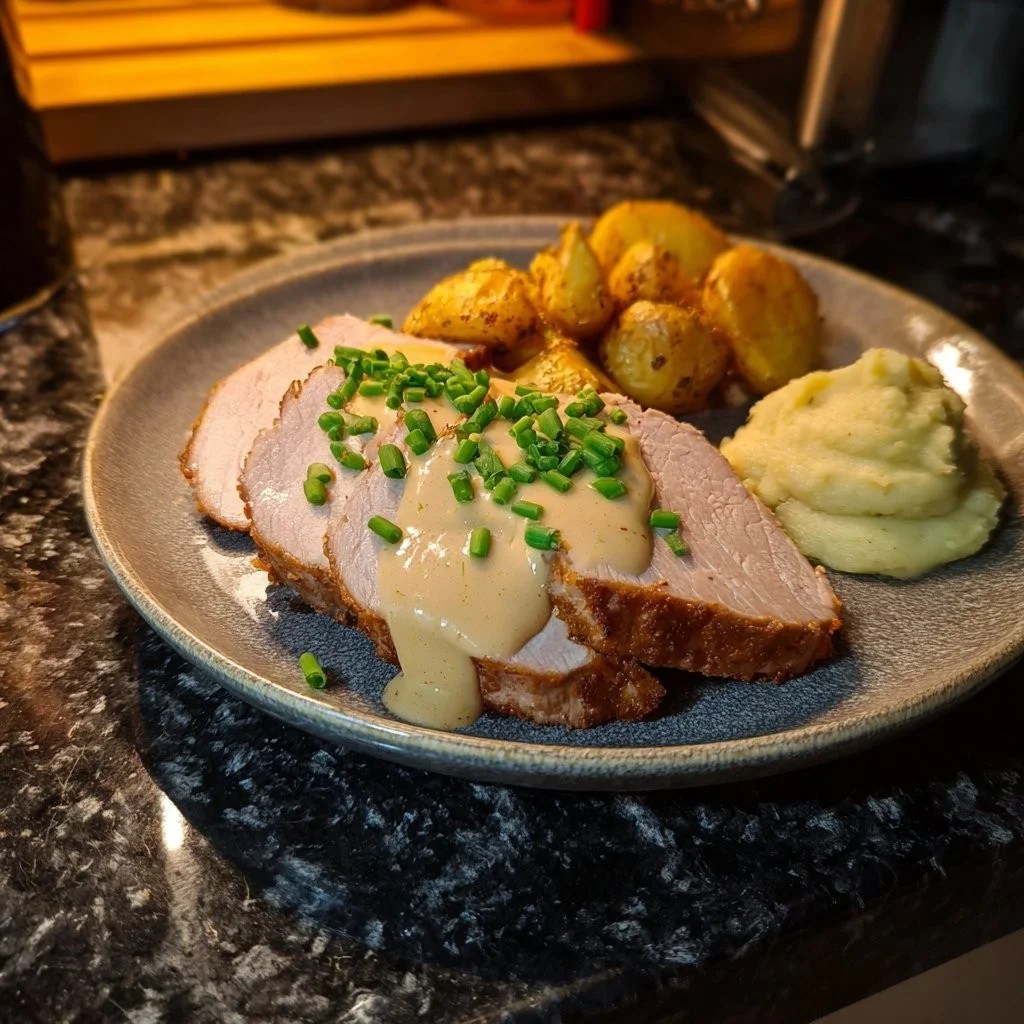 Beenham met Honing-Mosterdsaus en Perzikglazuur op een bord
