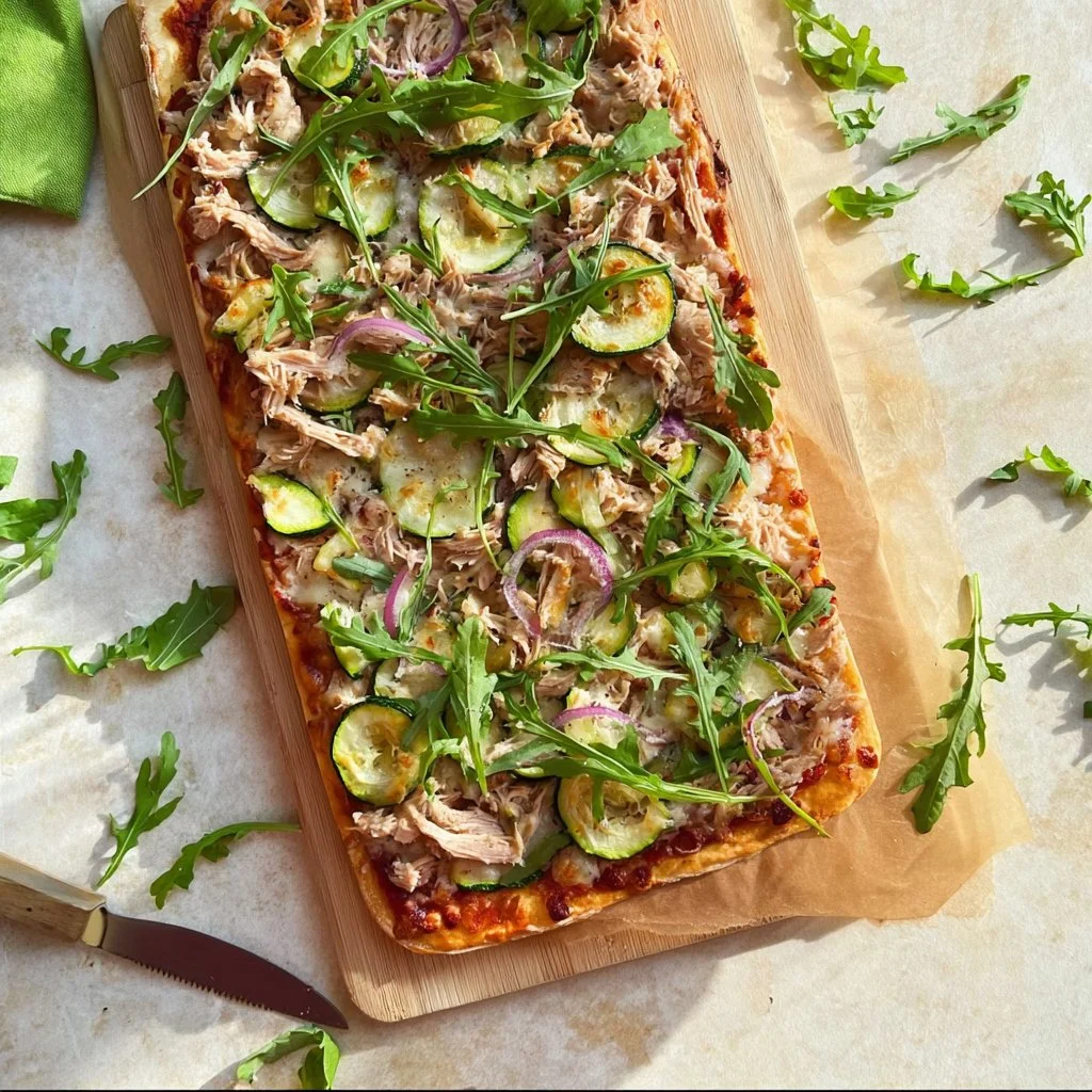 Pinsa met Tonijn, een smakelijke Italiaanse specialiteit op een dunne korst.