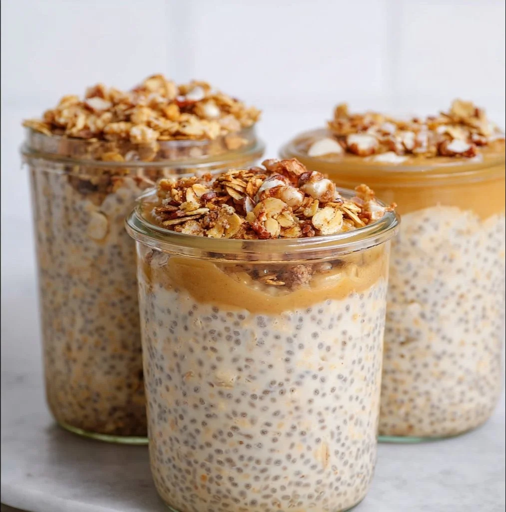 Bruine suiker overnight havermout in een kom, gezond en smaakvol ontbijt.