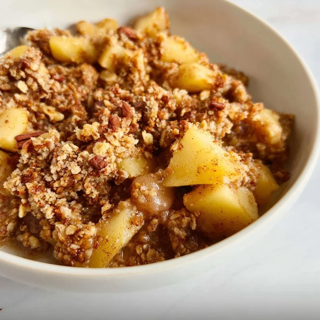 Gezonde ontbijt appel crumble met havermout en kruiden