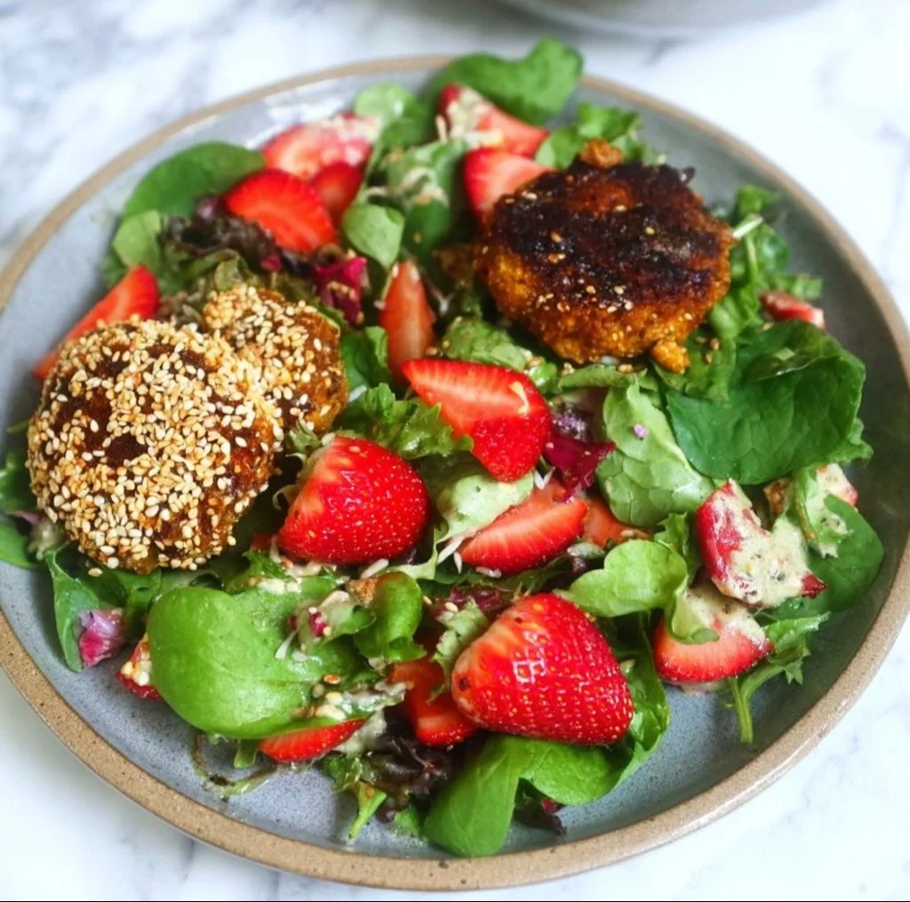 Pittige zoete aardappelgehaktballen met een krokante sesamkorst