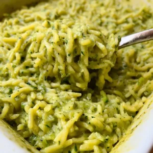 Bakplaat met courgettepasta en kleurrijke groenten bereid als een gezond gerecht.