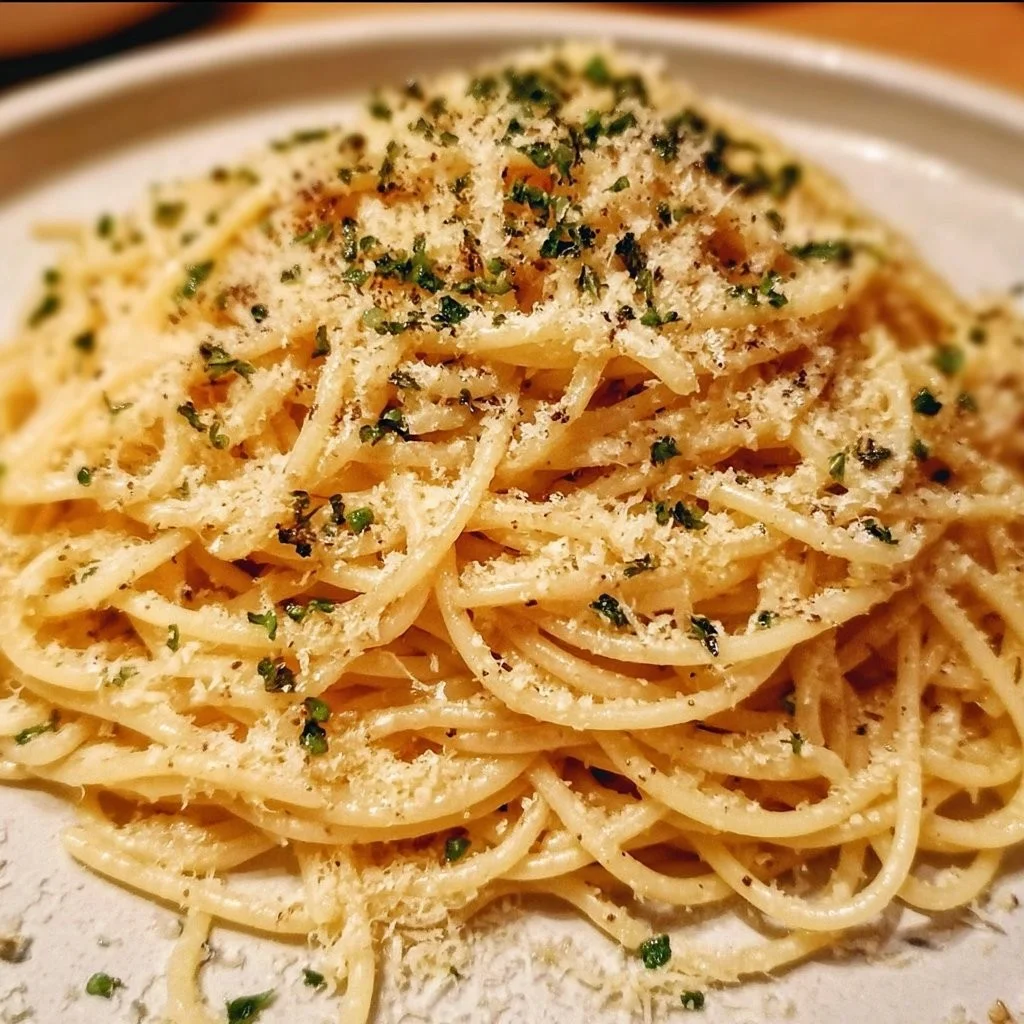 Een bord heerlijke Middernacht Pasta met kruiden en ingrediënten.